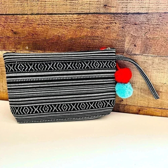 NWOT Disney Epcot Mexico World Showcase Mickey Embroidered Wristlet - Picture 3 of 7